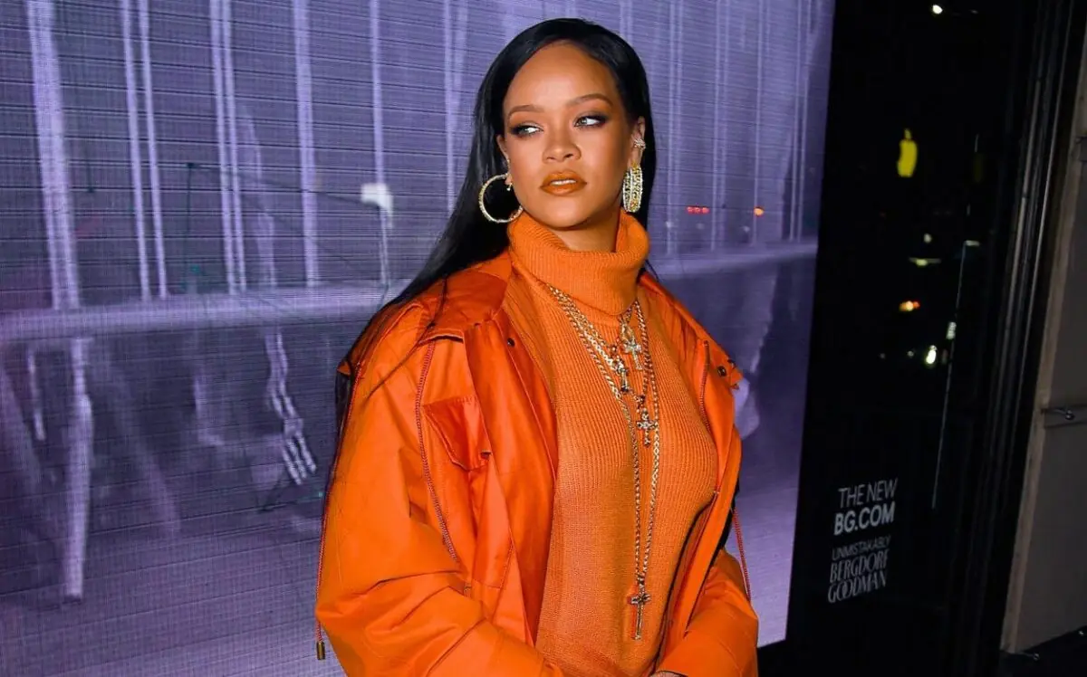 Rihanna pede desculpas