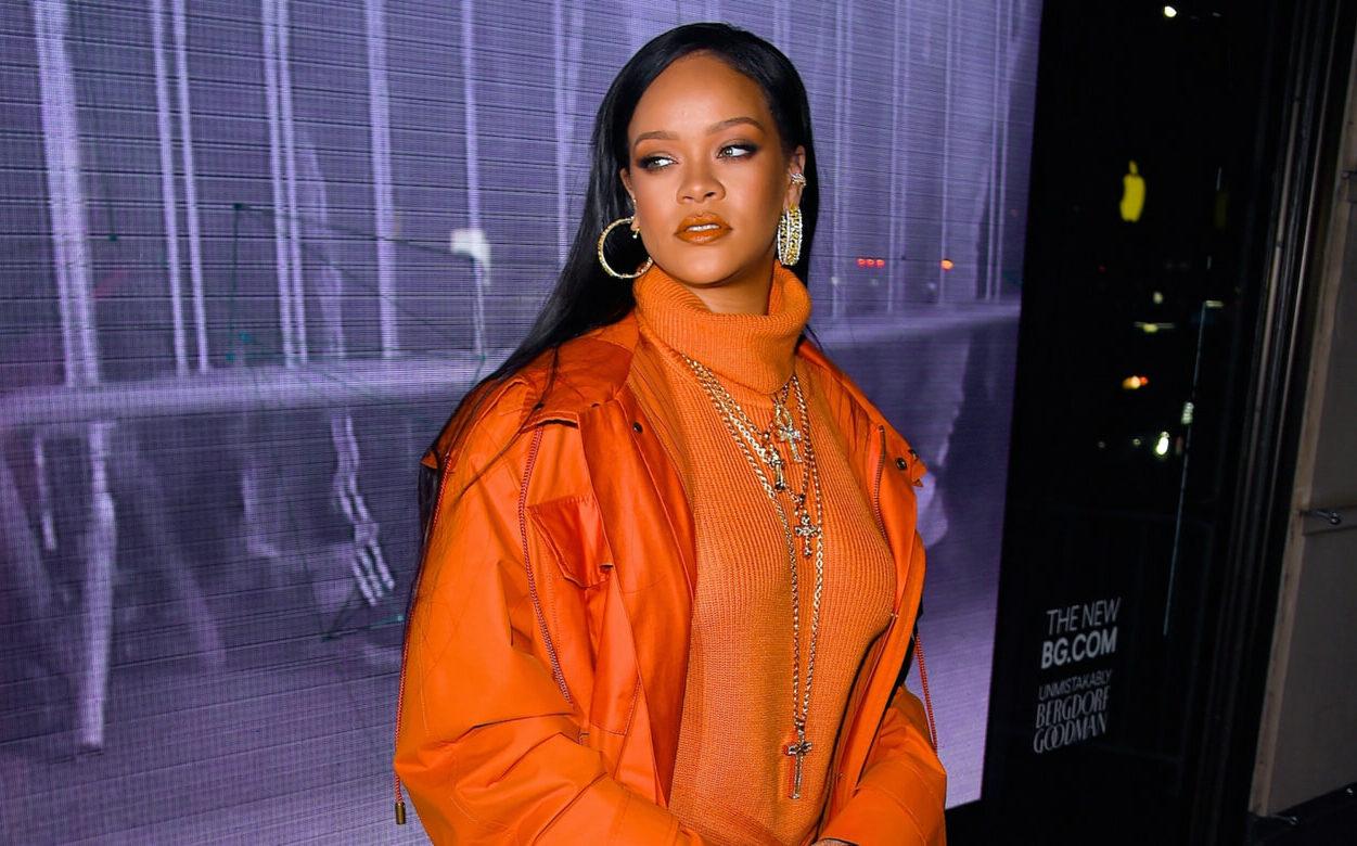 Rihanna pede desculpas