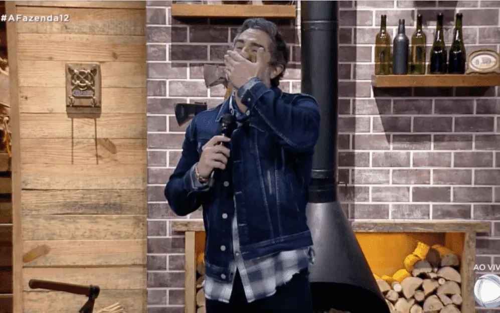 A Fazenda 12: Marcos Mion pede desculpas após chorar