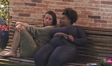 Jojo Todynho e Victória Villarim conversam na área externa de A Fazenda 12