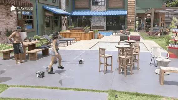 A Fazenda 12: Luiza e Raissa trocam ofensas e perdem a linha em nova briga