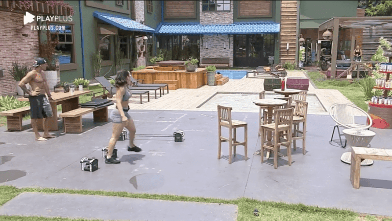 A Fazenda 12: Luiza e Raissa trocam ofensas e perdem a linha em nova briga