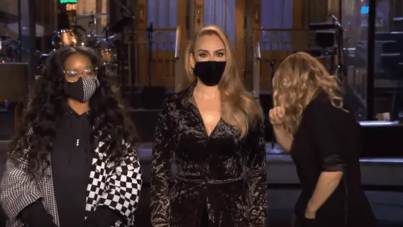 Adele surge magra em chamada do Saturday Night Live; assista