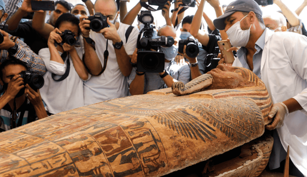 Sarcófago de mais de 2 mil anos é aberto no Egito em cerimônia pública