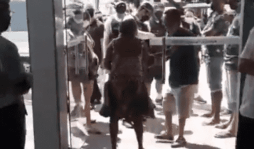 Mulher foi presa ao fazer insultos racistas contra um cliente; fato ocorreu na fila de um banco em João Pessoa (PB). Foto: reprodução