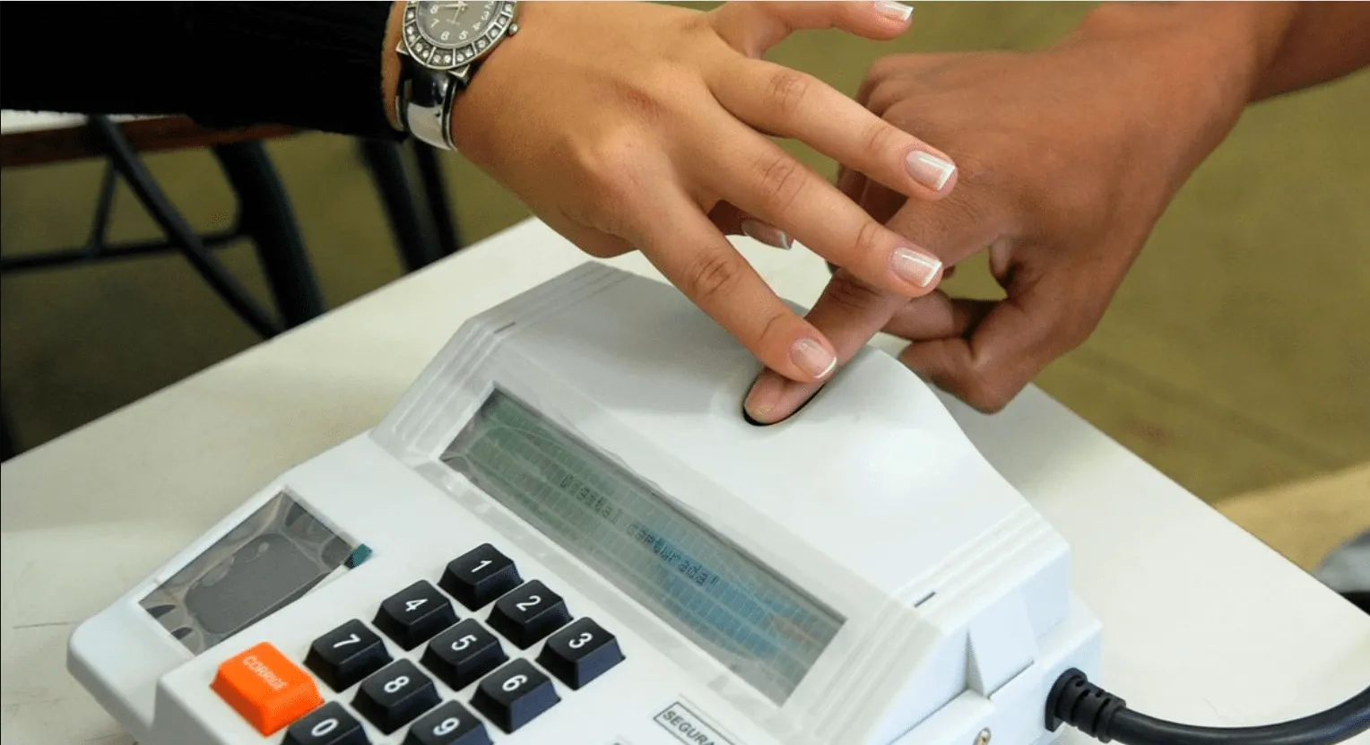 Foto mostra pessoa cadastrando biometria 