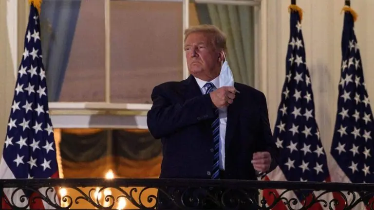 Mesmo infectado, Trump sai do hospital e retira máscara