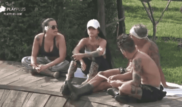a fazenda 12 peões conversam sobre próxima roça