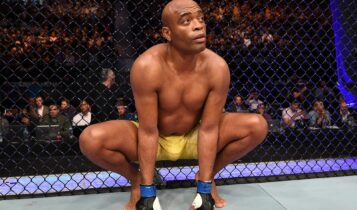 Anderson Silva agachado no octógono