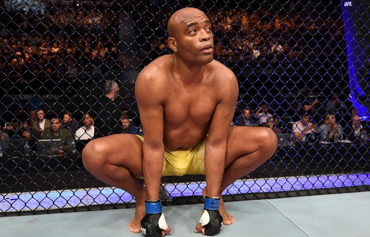 Anderson Silva agachado no octógono