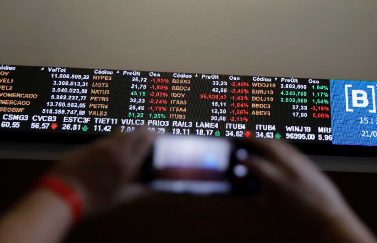 painel com cotações, investidor buscando ações baratas
