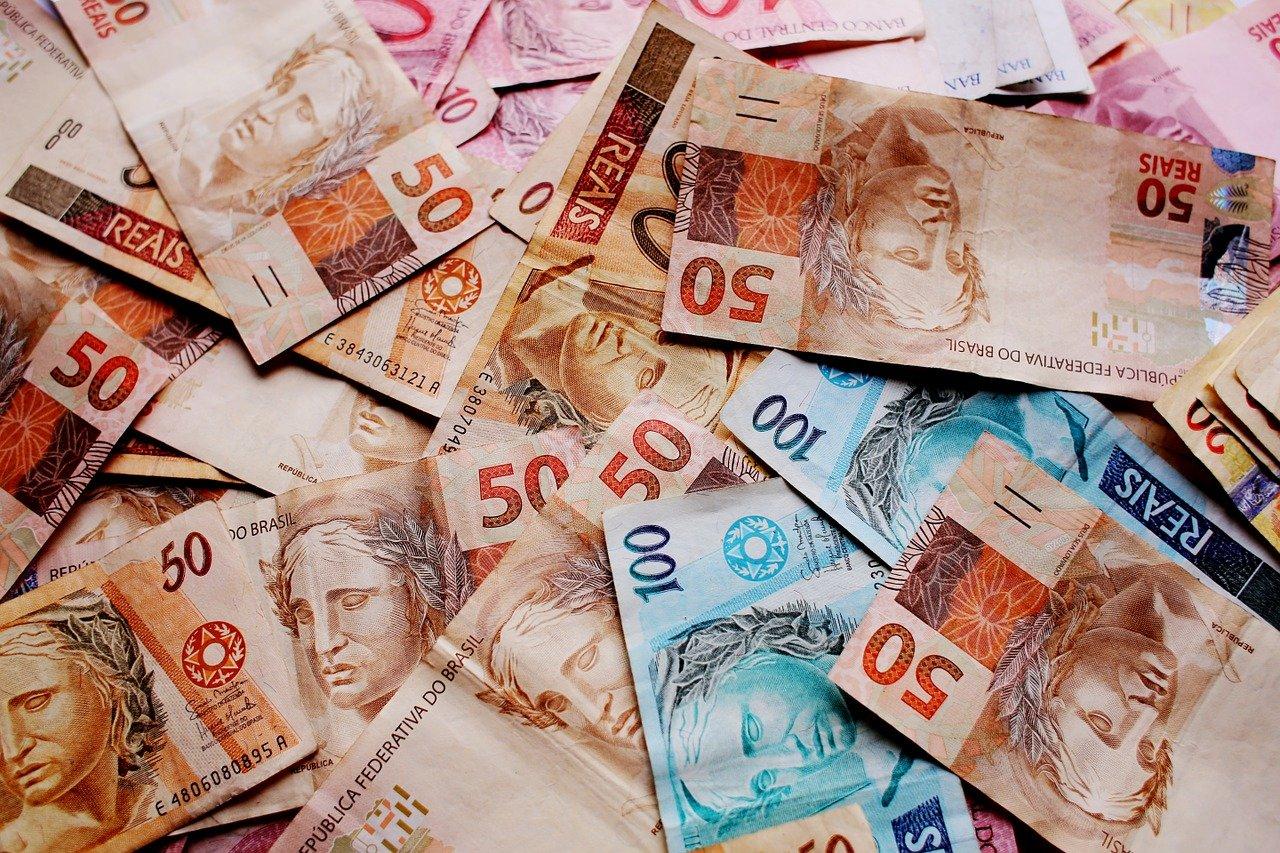 impostos em agosto. Notas de real