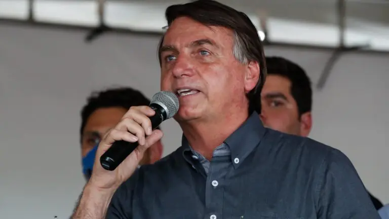 Após ‘piada’ homofóbica de Bolsonaro, governador quer processá-lo