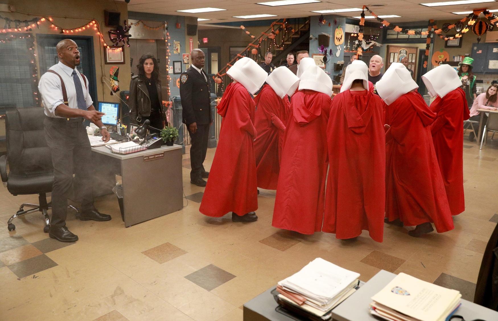 Imagem mostra cena de halloween de brooklyn nine-nine