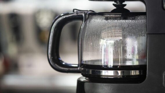 Cafeteira hackeada: especialista mostra como aparelhos domésticos não estão seguros