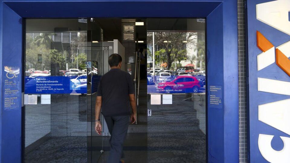 Agência da Caixa. Saque-aniversário.