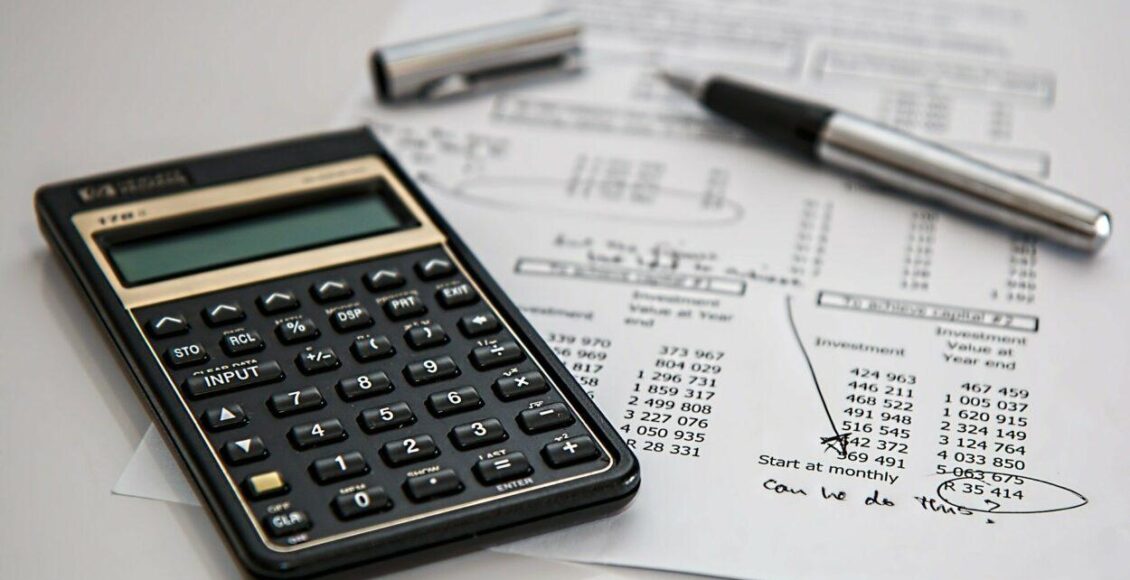 calculadora e papéis com números
