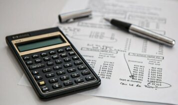 calculadora e papéis com números