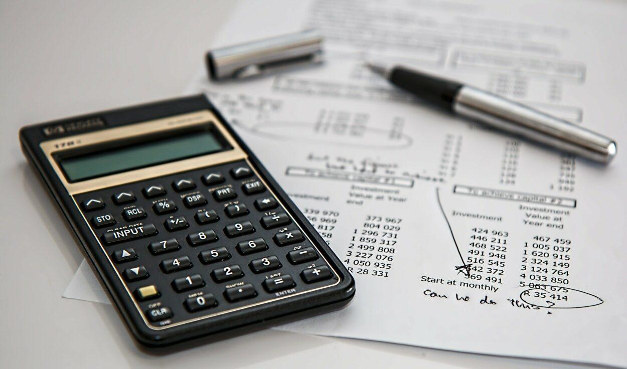 calculadora e papéis com números