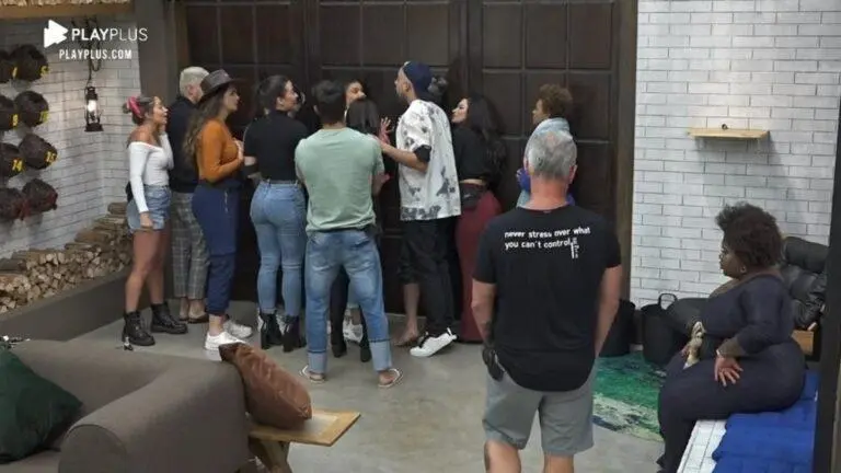 A Fazenda 12: Cartolouco quebra protocolo e volta à sede após eliminação