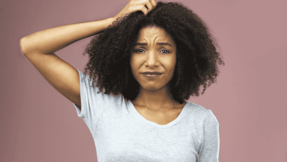 Coceira na cabeça: conheça as principais causas e tratamentos  