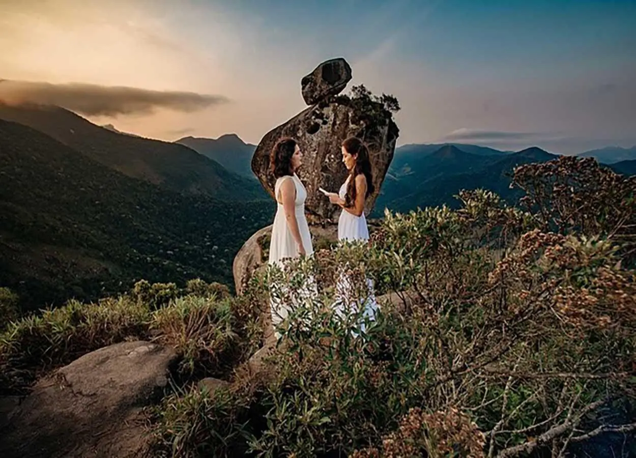 casal de mulheres no casamento íntimo quem convidar no casamento intimista