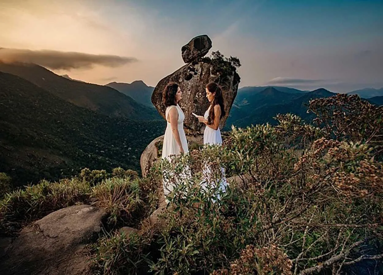 casal de mulheres no casamento íntimo quem convidar no casamento intimista