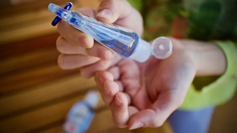 Coronavírus pode sobreviver nove horas na pele humana, revela estudo