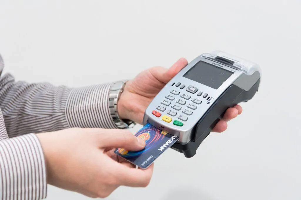 cartão inserido na maquininha