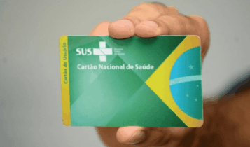 Foto mostra carteirinha do SUS