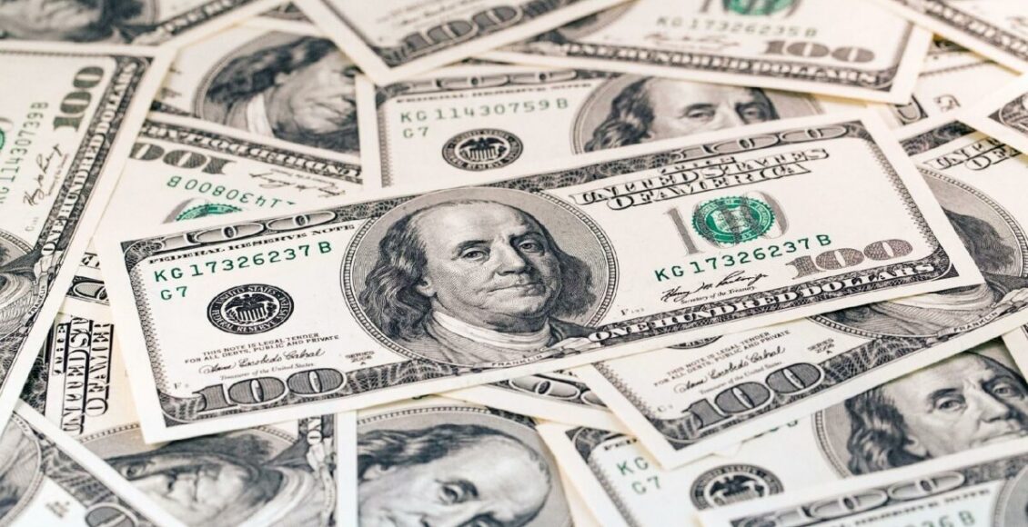 matéria fala sobre o desempenho do dólar em abril