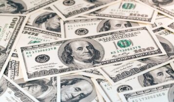matéria fala sobre o desempenho do dólar em abril