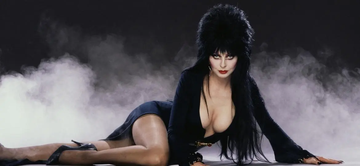 Imagem mostra a personagem Elvira