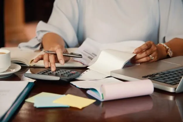 Mulher verificando suas finanças