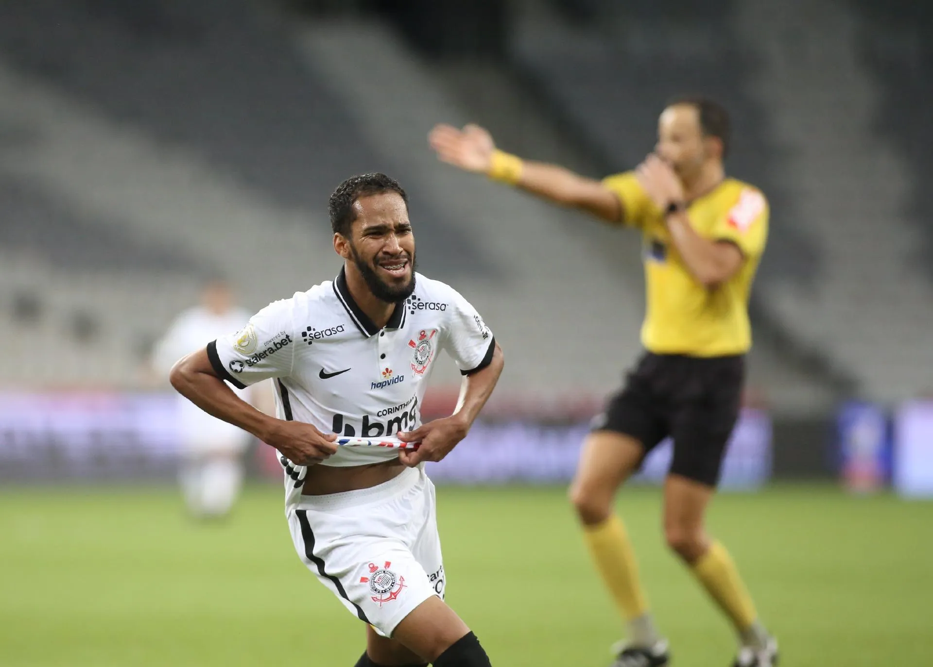 Com gol de Everaldo, Corinthians vence e garante os três pontos