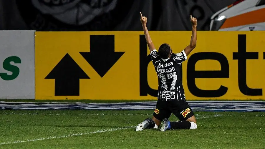 Everaldo novamente marca o gol da vitória do Timão, nos minutos finais