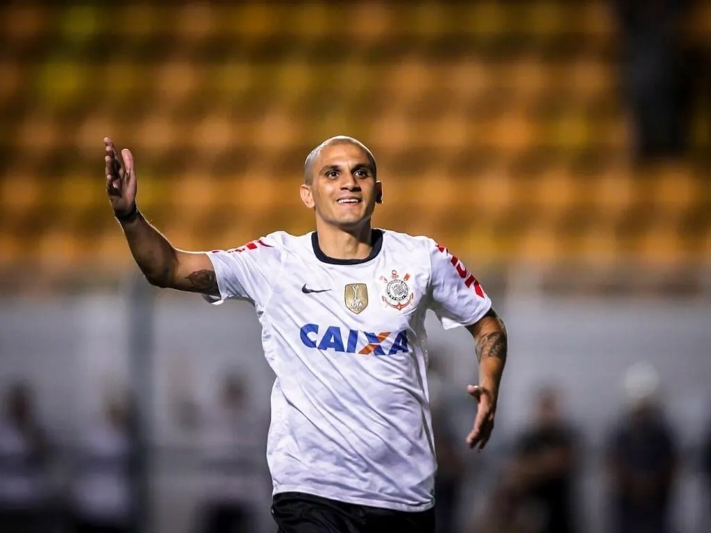 Fábio Santos reestreia pelo Timão no duelo Vasco x Corinthians 