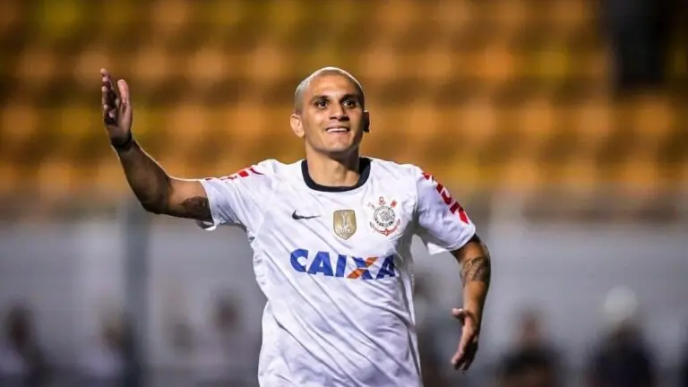 Fábio Santos no Corinthians: lateral chega para ser mais um líder do elenco