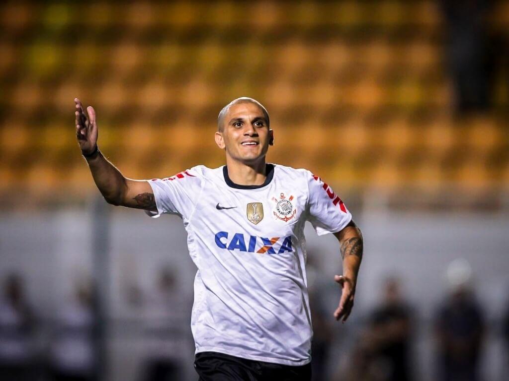 Fábio Santos chega para sua segunda passagem no Corinthians