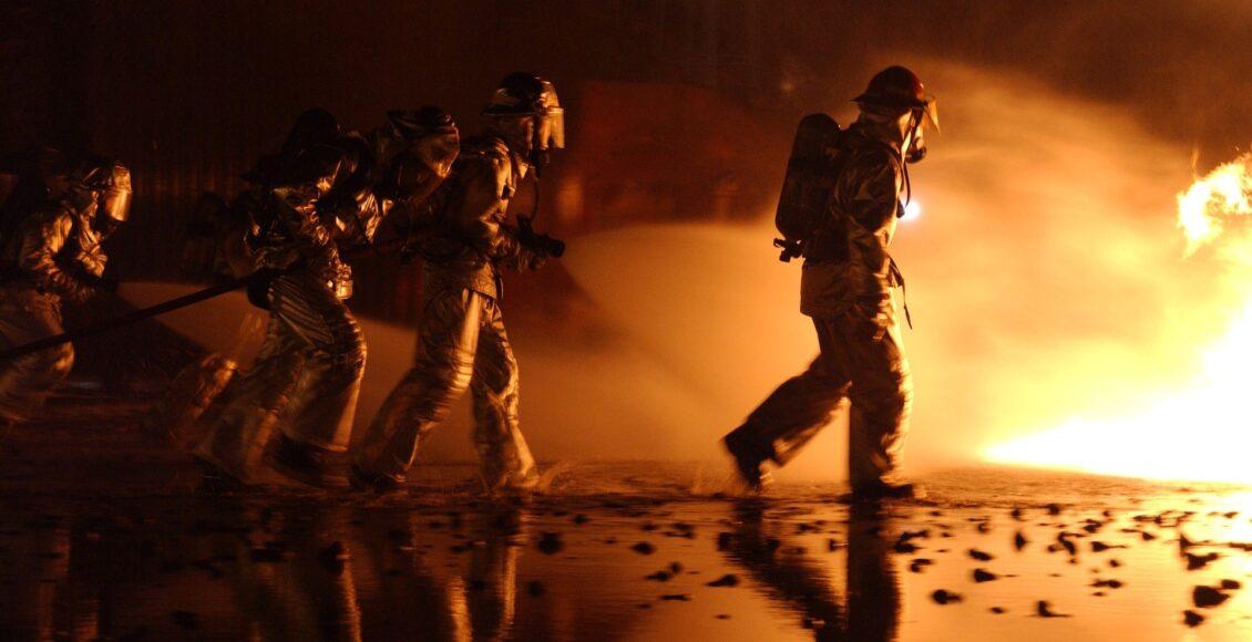bombeiros em combate a incêndio
