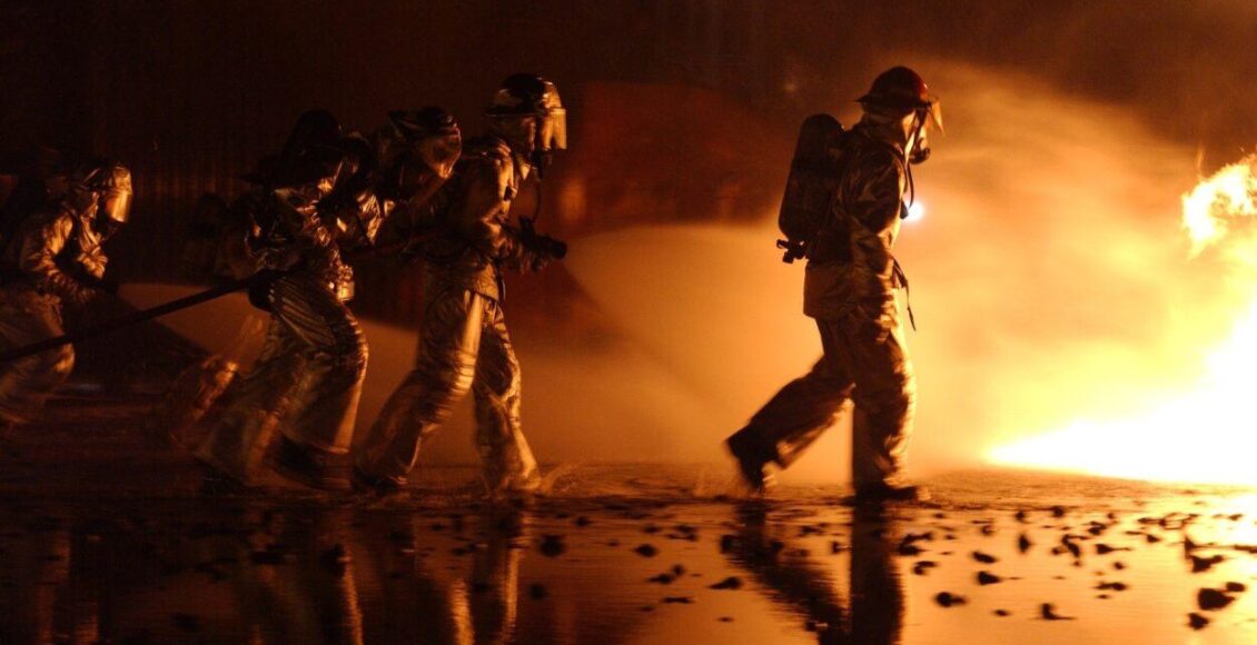 bombeiros em combate a incêndio