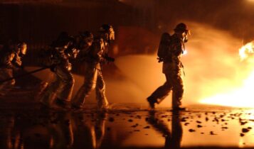 bombeiros em combate a incêndio