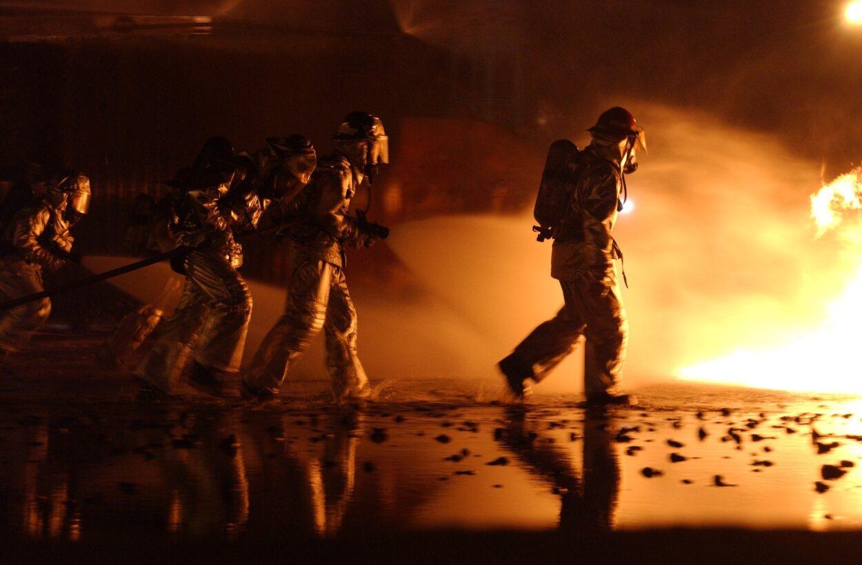 bombeiros em combate a incêndio