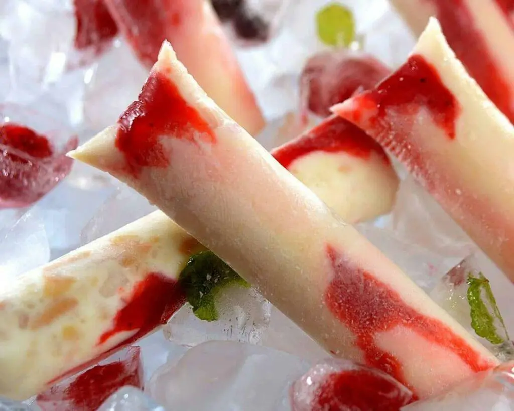 geladinho de leite ninho com morango