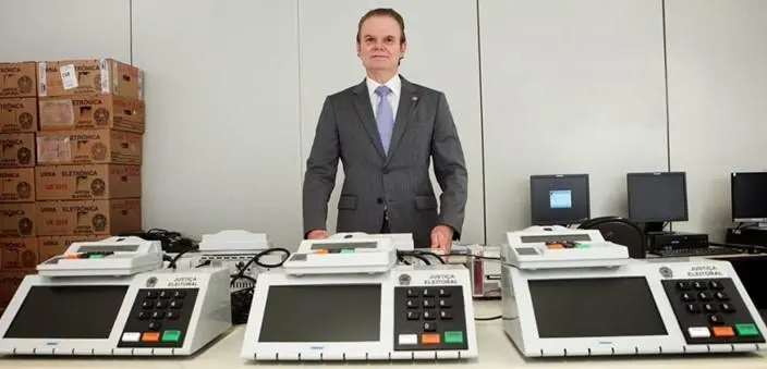 Secretário de tecnologia do TSE, Giusepe Janino e as urnas