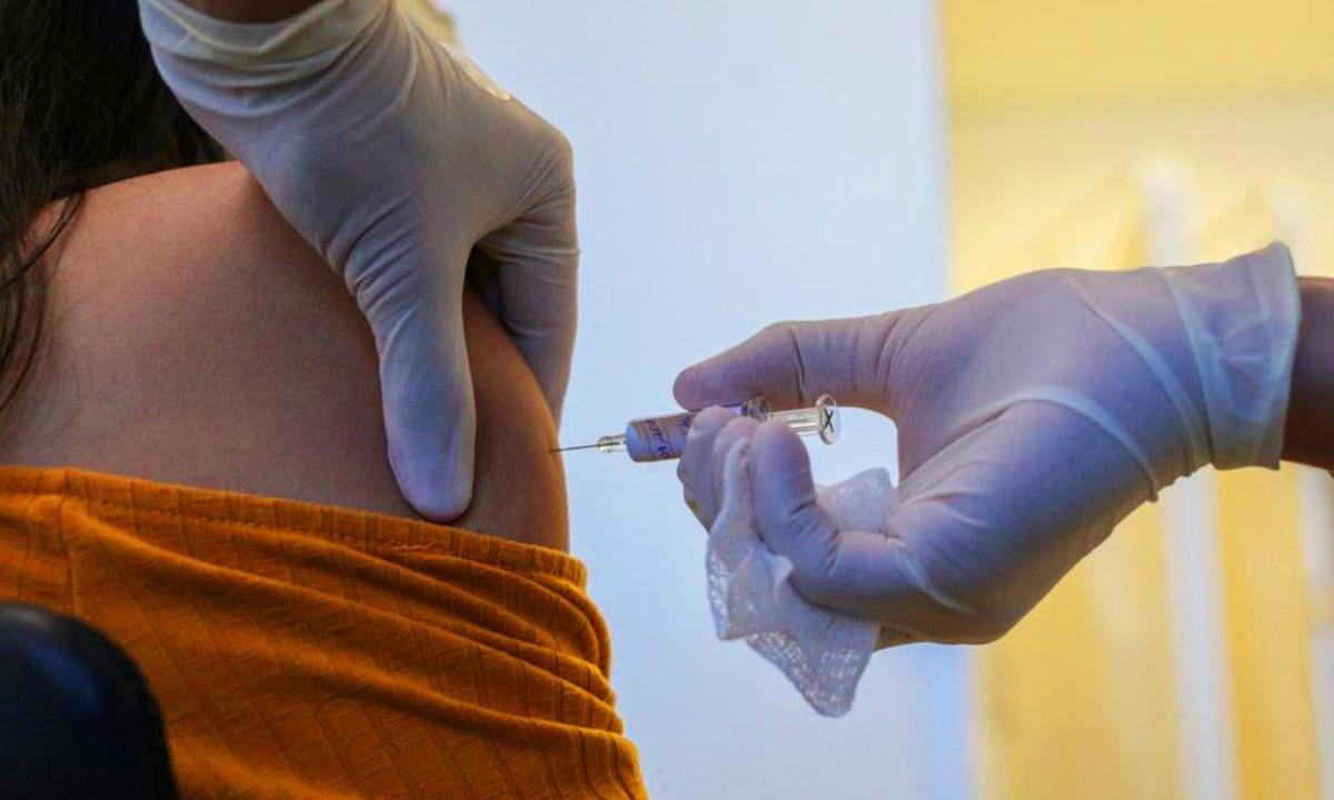 Foto mostra vacina sendo aplicada em um voluntário