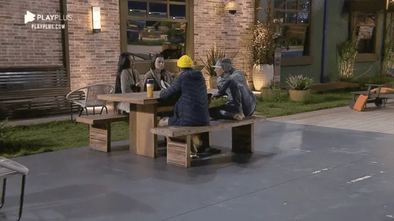 A Fazenda 12: Biel, Mirella, Juliano e Vic combinam adereço surpresa para roça