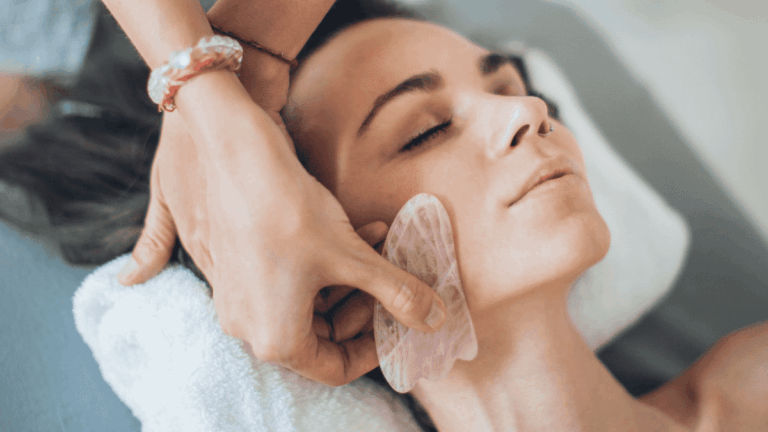 Gua Sha: Conheça a técnica milenar e os benefícios dessa massagem facial feita com cristais