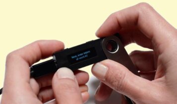 Hardware wallets: qual a melhor carteira física de Bitcoin? segurando hardware wallet Ledger Nano