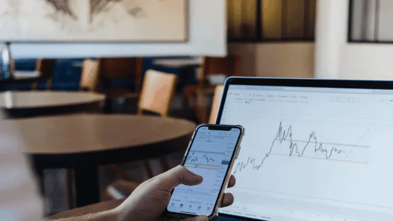 Ibovespa opera em leve baixa após dia turbulento no mercado externo